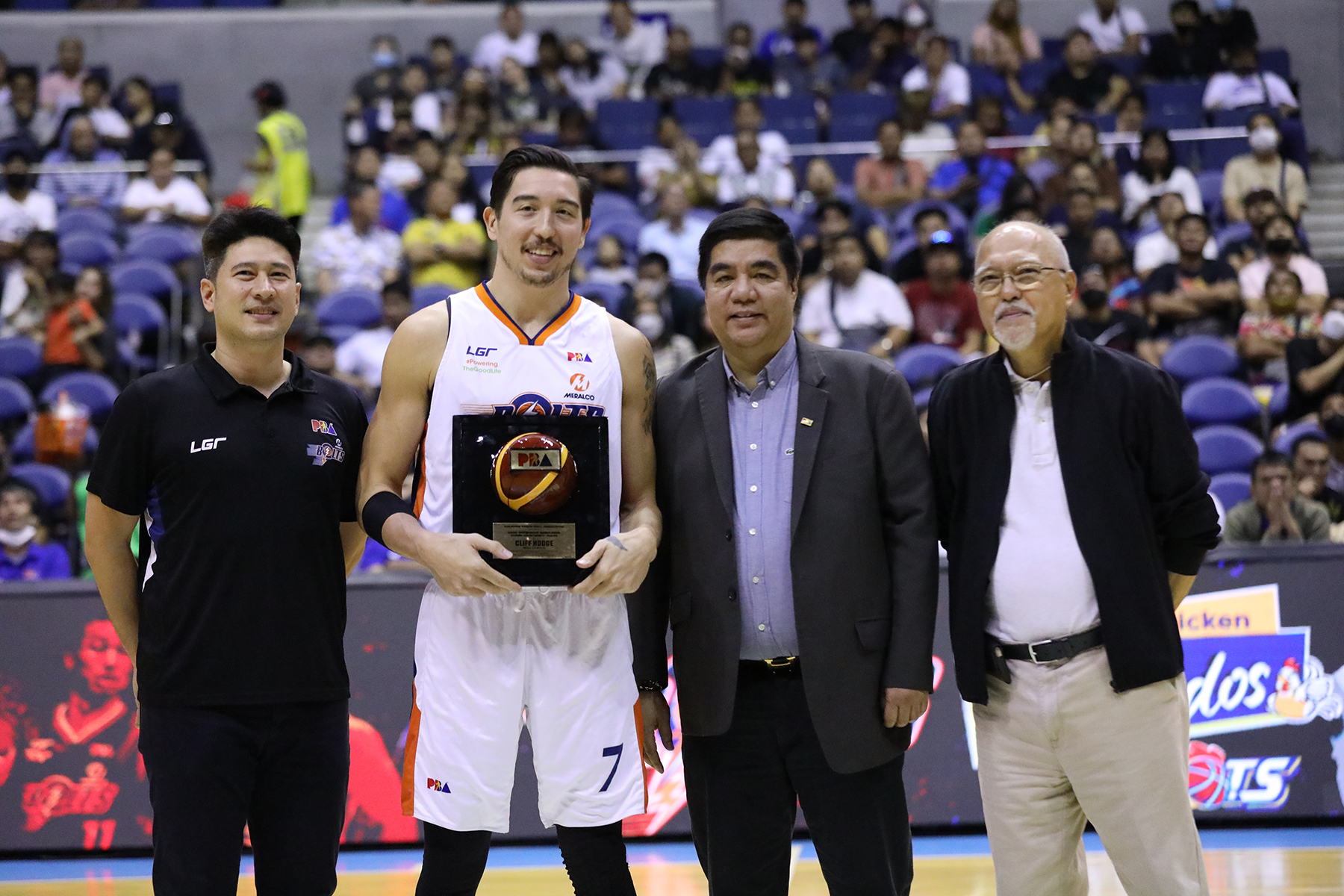 Meralco Bolts' forward Cliff Hodge accepts trophy for his latest achievement in the PBA. –PBA IMAGES