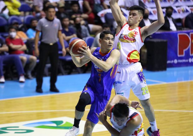 NLEX star Kevin Alas leads Road Warriors to another win. –PBA IMAGES