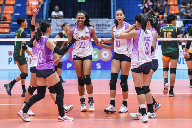 Kat Tolentino and the Choco Mucho Flying Titans. –PVL PHOTO