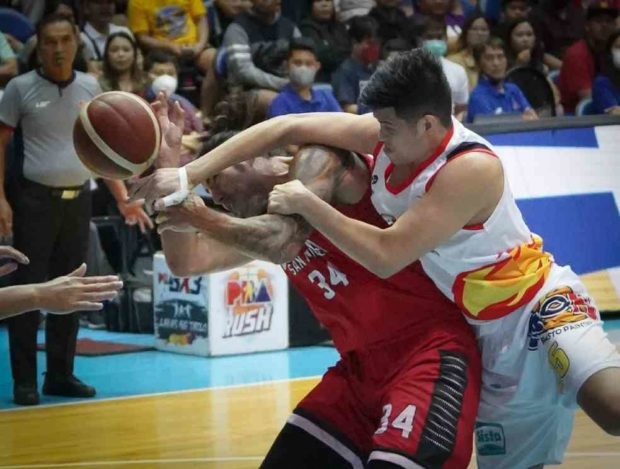 Christian Standhardinger (photo above, No. 34) and the Kings outmuscle Leonard Santillan and the Elasto Painters during their game Sunday night. —AUGUST DELA CRUZ