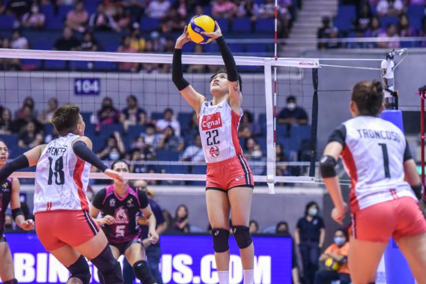 With razor-sharp playmaking, Gel Cayuna has the HD Spikers looking up after two straight losses. —PVL PHOTOS