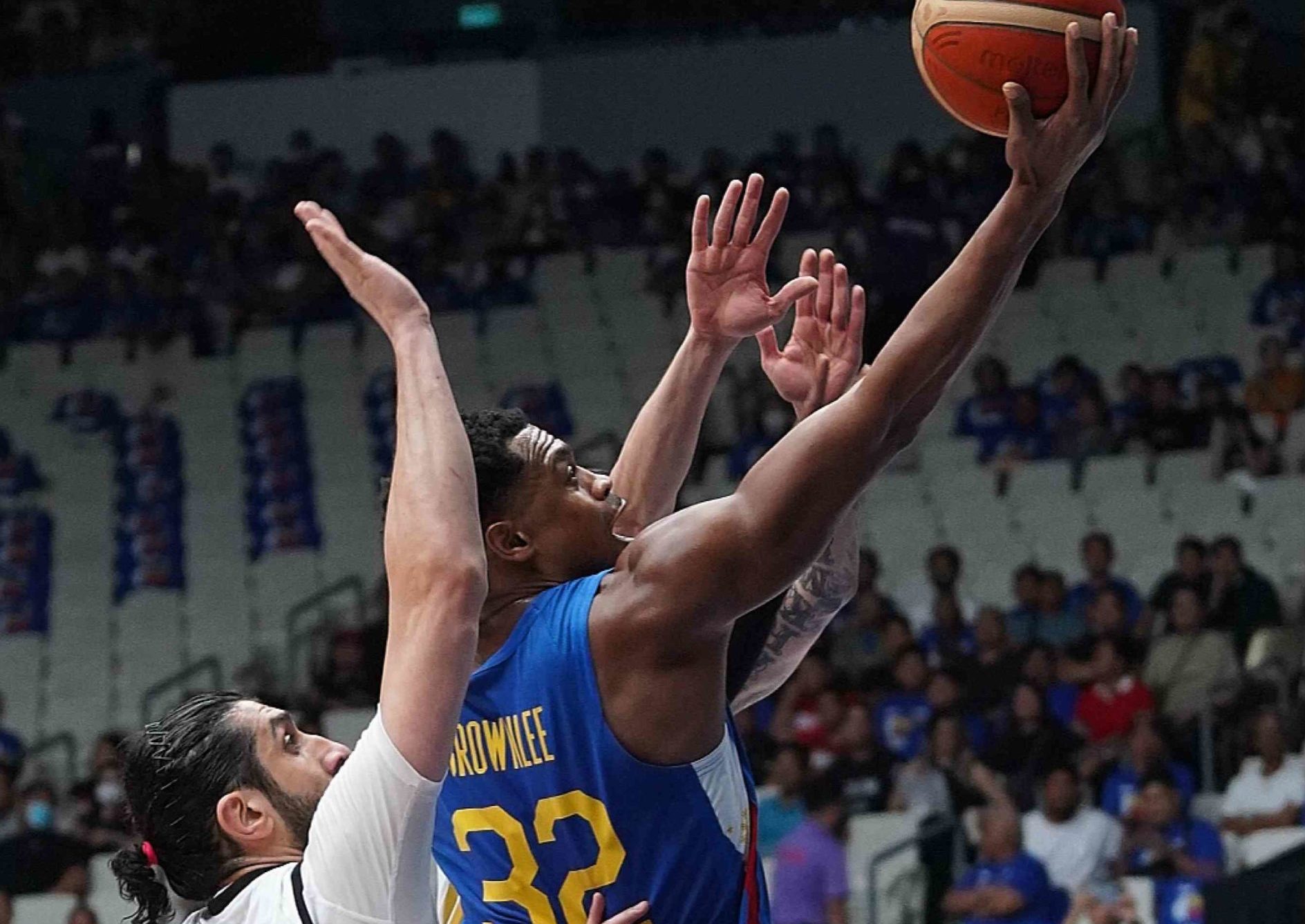 Justin Brownlee’s (No. 32) scoring spree in the second half goes to waste after the Philippines bows to Jordan in nonbearing match. —AUGUST DELA CRUZ