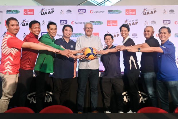 Entrenadores de los ocho equipos durante el torneo de voleibol femenino Temporada 85 de la UAAP.  –FOTO UAAP