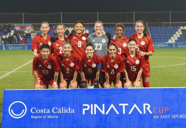 Die philippinische Frauenfußballmannschaft vor ihrem Spiel gegen Island im Piñata Cup.  -Facebook-Seite der Philippinen