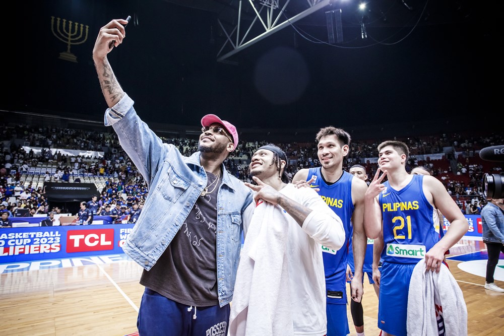 Fiba World Cup ambassador Carmelo Anthony takes photos with Gilas Pilipinas members. –FIBA PHOTO