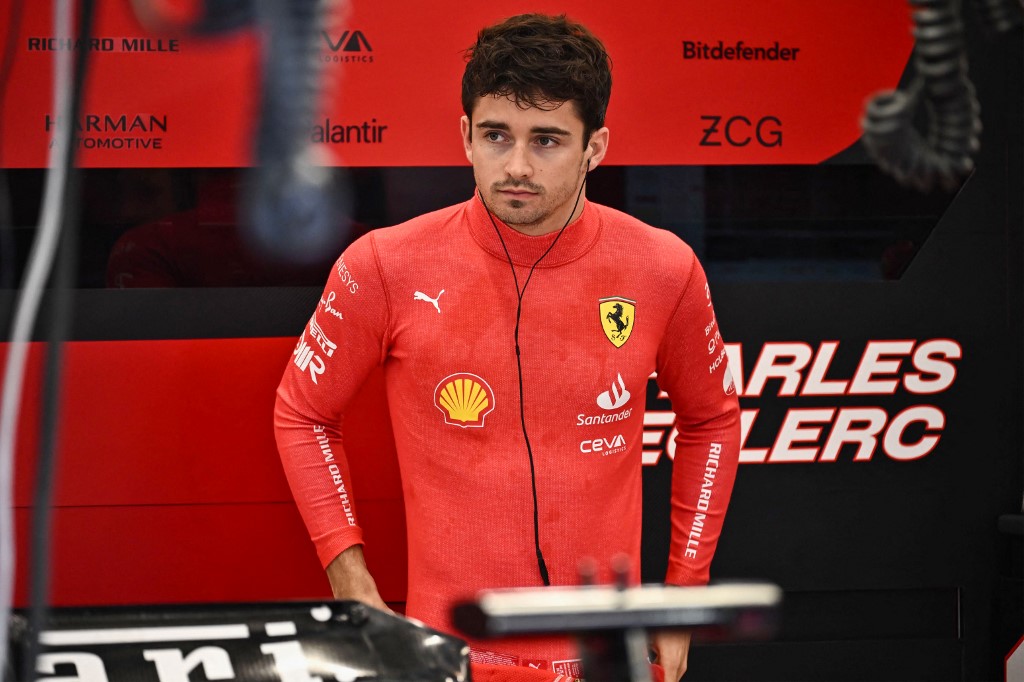 Ferrari'nin Monegasque sürücüsü Charles Leclerc, 2023 Suudi Arabistan Formula 1 Grand Prix'si öncesinde 17 Mart 2023'te Cidde Corniche Pisti'ndeki ilk antrenman seansı sırasında garajında ​​duruyor.