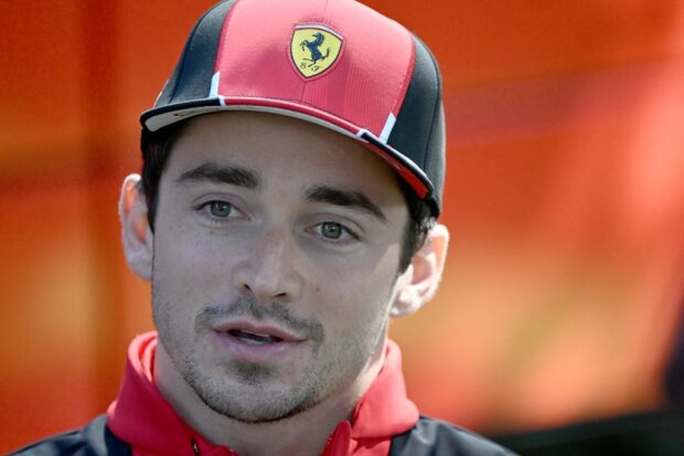 El piloto monegasco de Ferrari, Charles Leclerc, mira antes del Gran Premio de Australia de Fórmula Uno de 2023 en el circuito Albert Park de Melbourne el 30 de marzo de 2023.
