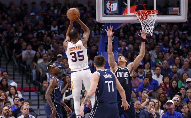 DALLAS, TX - MARCH 5: Kevin Durant #35 of the Phoenix Suns scores a basket against the Dallas Mavericks in the first half of the game at American Airlines Center on March 5, 2023 in Dallas, Texas. NOTE TO USER: User expressly acknowledges and agrees that, by downloading and or using this photograph, User is consenting to the terms and conditions of the Getty Images License Agreement. Ron Jenkins/Getty Images/AFP (Photo by Ron Jenkins / GETTY IMAGES NORTH AMERICA / Getty Images via AFP)