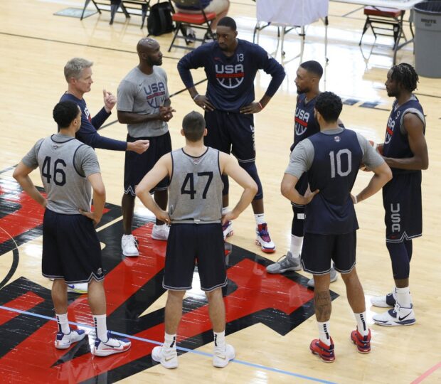 2021 ABD Basketbol Erkek Milli Takımı'nın yardımcı antrenörü Steve Kerr (solda), takım 6 Temmuz 2021'de Las Vegas, Nevada'da düzenlenecek Tokyo Olimpiyatları'na hazırlanırken UNLV'deki Mendenhall Center'daki bir antrenman sırasında konuşuyor. 