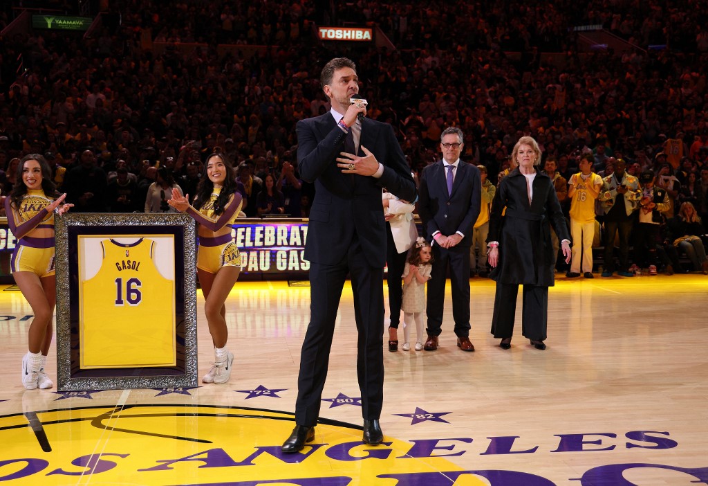 Anthony Davis leads Lakers' win over Grizzlies after Pau Gasol's jersey is  retired