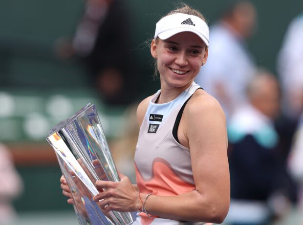 INDIAN WELLS, CALIFORNIA - MARCH 19: Elena Rybakina of Kazakhstan celebrates with the winners trophy after her win over Aryna Sabalenka in the final during the BNP Paribas Open on March 19, 2023 in Indian Wells, California.   Julian Finney/Getty Images/AFP (Photo by JULIAN FINNEY / GETTY IMAGES NORTH AMERICA / Getty Images via AFP)