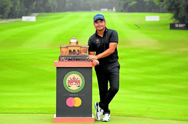 Miguel Tabuena proudly poses with The DGC trophy. —ASIAN TOUR PHOTO