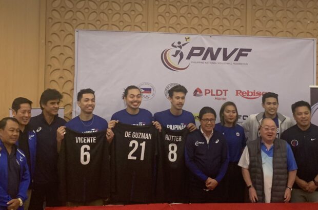 Filipin erkek voleybol takımı, yeni antrenörü ve en yeni üyeleriyle.  –LANCE AGCAOILI