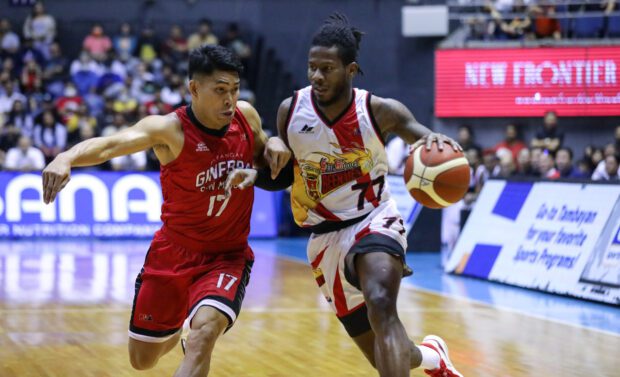 CJ Perez (with ball) isplaying like an MVP,
according to Tim
Cone, whose Gin Kings
will be trying to take
down the mighty Beermen. –PBA IMAGES