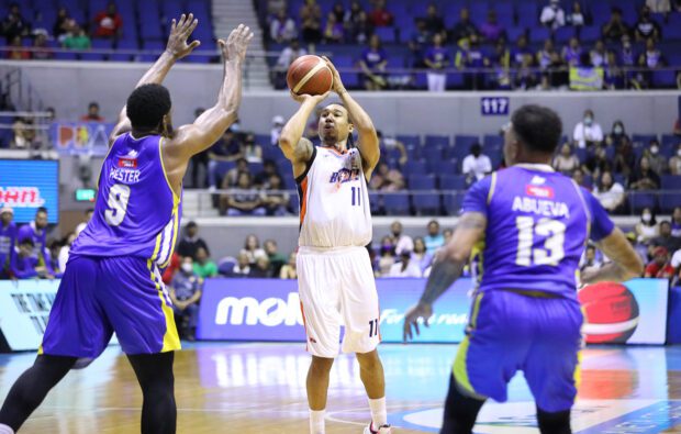 Meralco Bolts' Chris Newsome leads his team to PBA Governors' Cup semifinals. –PBA IMAGES