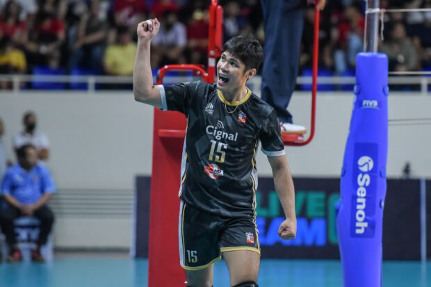 La estrella filipina de voleibol Marck Espejo.  –FOTO PVL