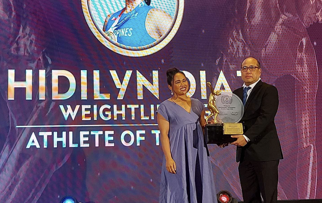 PSA Athlete of the year Hiidlyn Diaz with PSA president Rey Lachica. –PSA PHOTO 