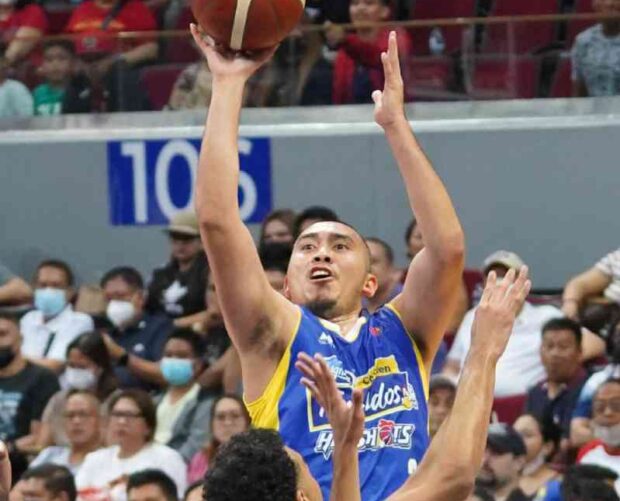 Paul Lee (top), successful at exploiting the four-point shot during the All-Star Game, doesn’t think the feature will be added to regular games soon. —AUGUST DELA CRUZ