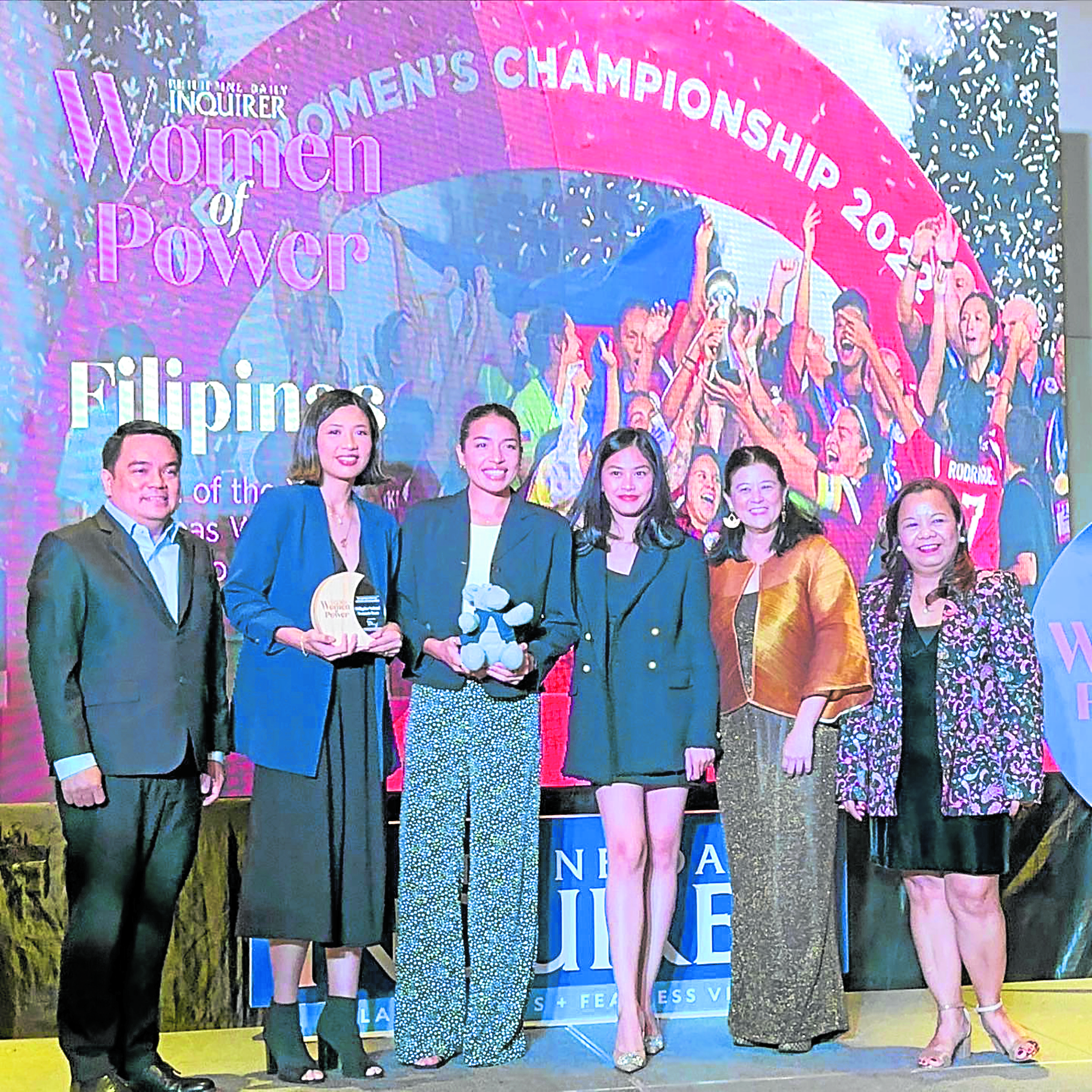 Recibir el premio para Filipinas durante la celebración de Mujeres en el poder de Inquirer