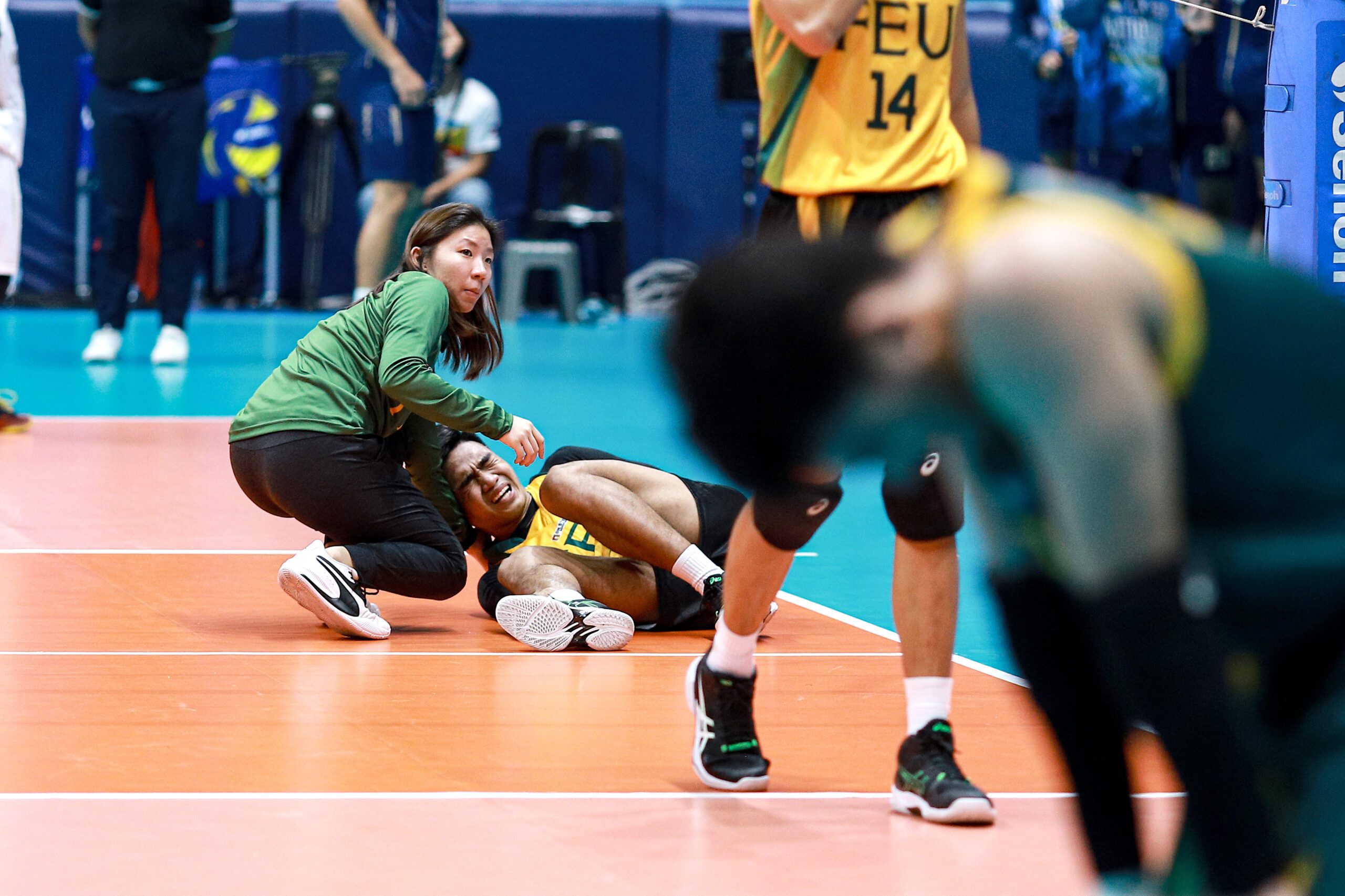 FEU's CJ Cabatac in pain after suffering a leg injury. –UAAP PHOTO