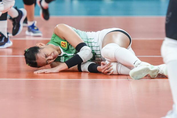 La Salle's Leila Cruz holds on to her injured right knee. –UAAP PHOTO