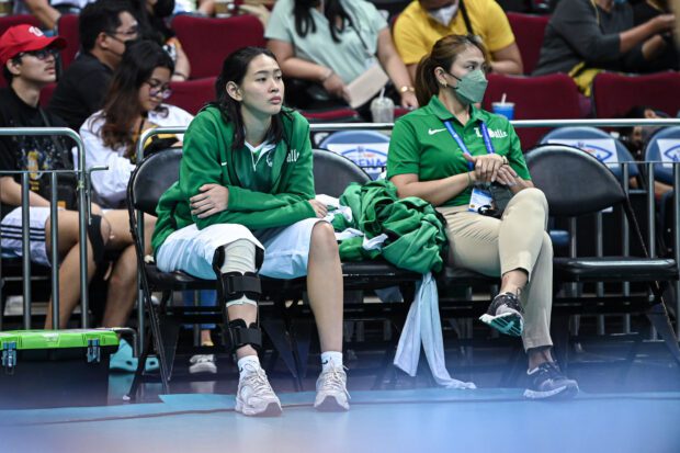 Injured Leila Cruz o the La Salle Lady Spikers bench. –UAAP PHOTO