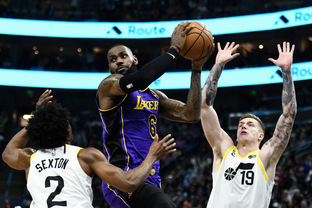 LeBron James hits clutch jumper to lead Los Angeles Lakers to