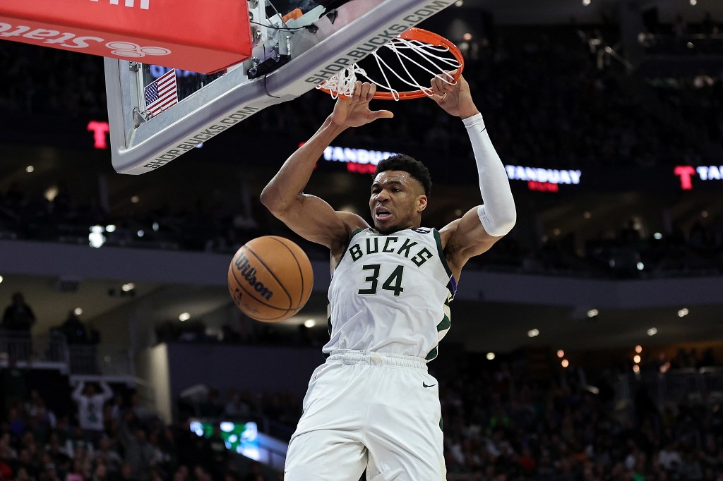 NBA: Giannis Antetokounmpo, Bucks overwhelm 76ers