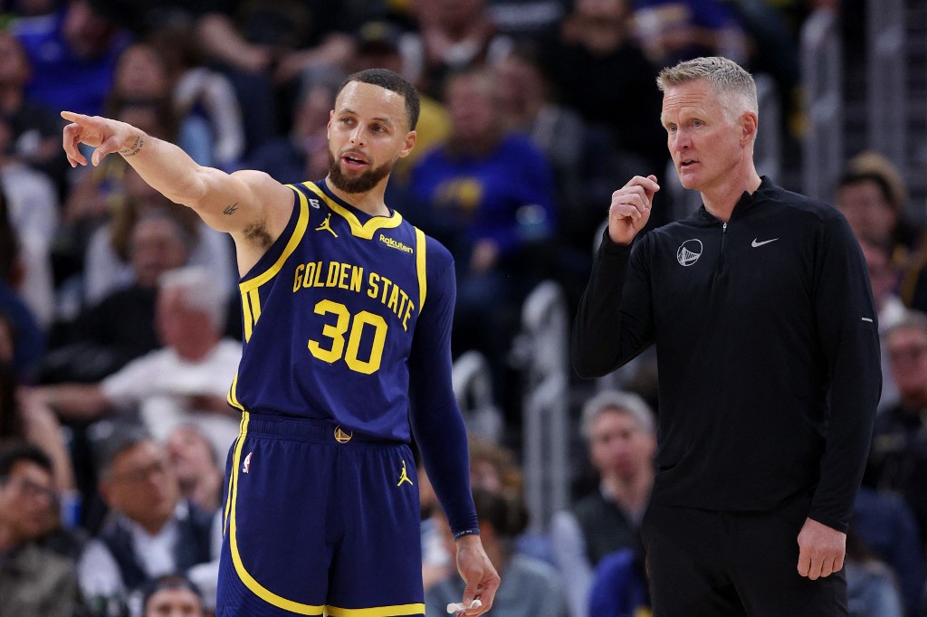   Stephen Curry #30 de los Golden State Warriors habla con el entrenador en jefe Steve Kerr durante su partido contra el Oklahoma City Thunder en la segunda mitad en el Chase Center el 4 de abril de 2023 en San Francisco, California. 