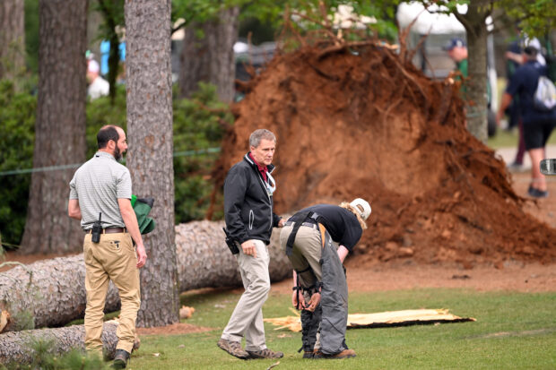 Course officials look over fallen trees on the 17th hole during the second round of the 2023 Masters Tournament at Augusta National Golf Club on April 07, 2023 in Augusta, Georgia.   Ross Kinnaird/Getty Images/AFP (Photo by ROSS KINNAIRD / GETTY IMAGES NORTH AMERICA / Getty Images via AFP)