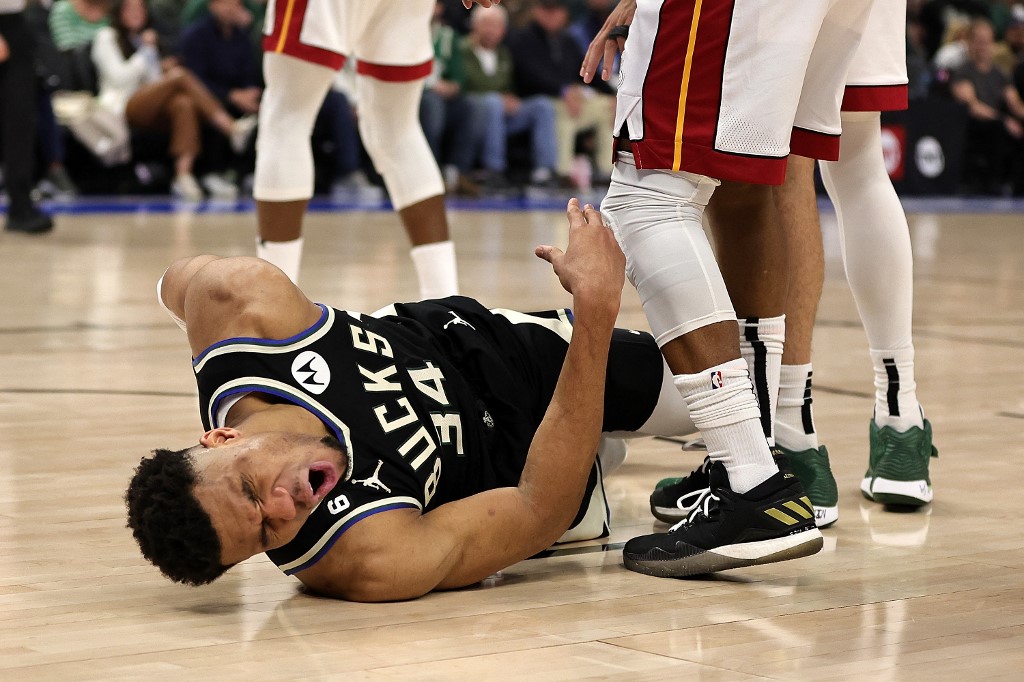 NBA: Bucks To 'monitor' Giannis Antetokounmpo After Back Contusion ...