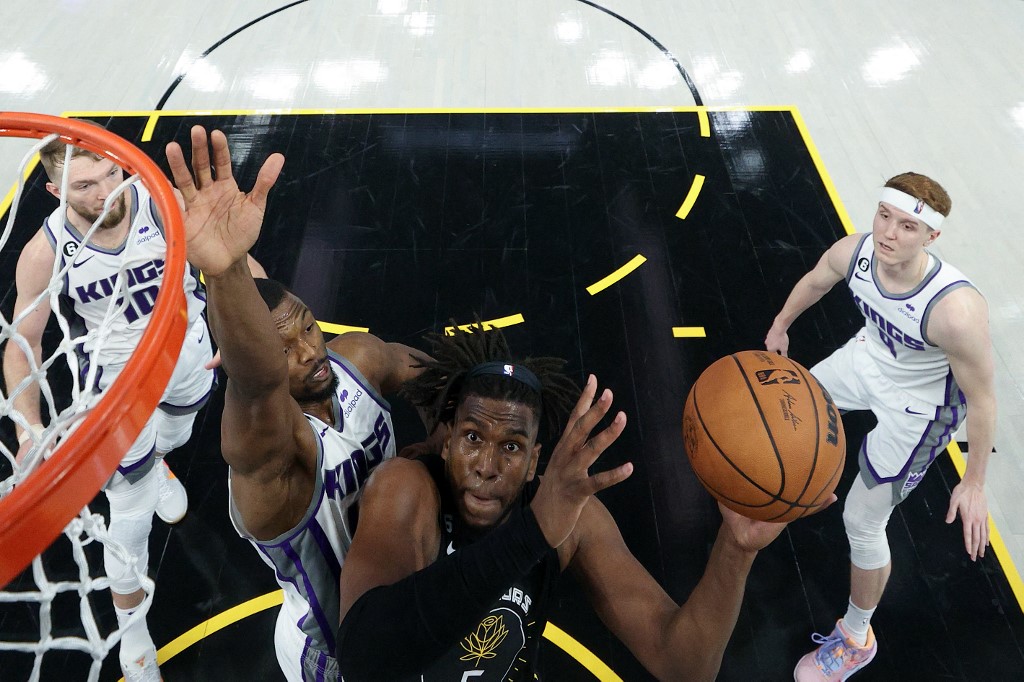  Kevon Looney #5 of the Golden State Warriors goes up for a shot on Harrison Barnes #40 of the Sacramento Kings during Game Three of the Western Conference First Round Playoffs at Chase Center on April 20, 2023 in San Francisco, California. 