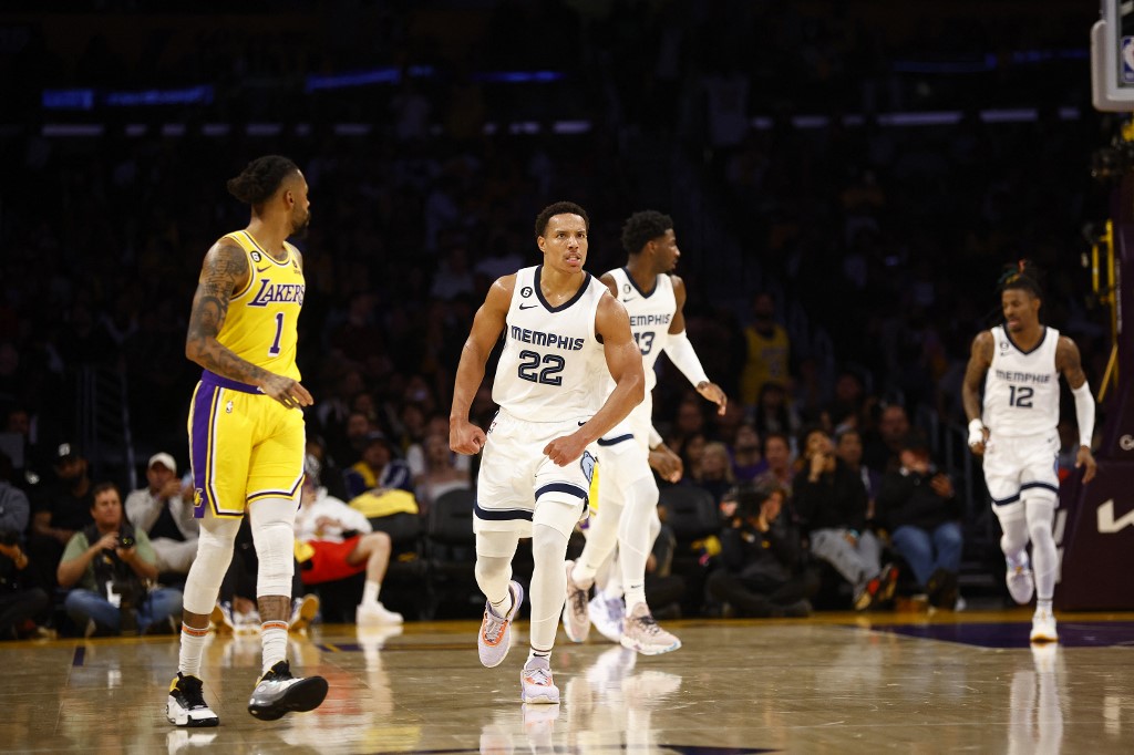 Desmond Bane #22 de los Memphis Grizzlies reacciona después de un tiro de tres puntos contra Los Angeles Lakers en la primera mitad del cuarto juego de los playoffs de la primera ronda de la Conferencia Oeste en Crypto.com Arena el 24 de abril de 2023 en Los Ángeles, California. 