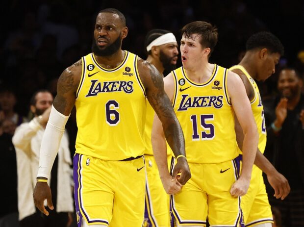 LeBron James #6 y Austin Reaves #15 de Los Angeles Lakers reaccionan contra los Memphis Grizzlies en tiempo extra del cuarto juego de los playoffs de la primera ronda de la Conferencia Oeste en Crypto.com Arena el 24 de abril de 2023 en Los Ángeles, California. 