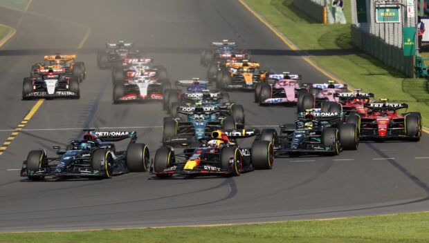 FOTO DE ARCHIVO: Fórmula Uno F1 - Gran Premio de Australia - Circuito del Gran Premio de Melbourne, Melbourne, Australia - 2 de abril de 2023 Max Verstappen de Red Bull y George Russell de Mercedes en acción al comienzo de la carrera REUTERS/Darrian Traynor