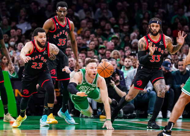   El alero de los Celtics, Blake Griffin (91), busca el balón contra el escolta de los Toronto Raptors, Fred VanVleet (23), en el primer cuarto en el TD Garden.