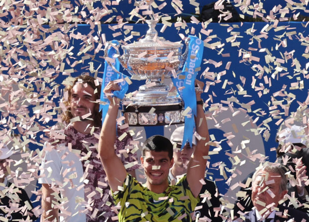 Real Club de Tenis, Barcelona, Spain - April 23, 2023 Spain's Carlos Alcaraz celebrates with the trophy after winning the Barcelona Open in the final match against Greece's Stefanos Tsitsipas REUTERS/Nacho Doce
