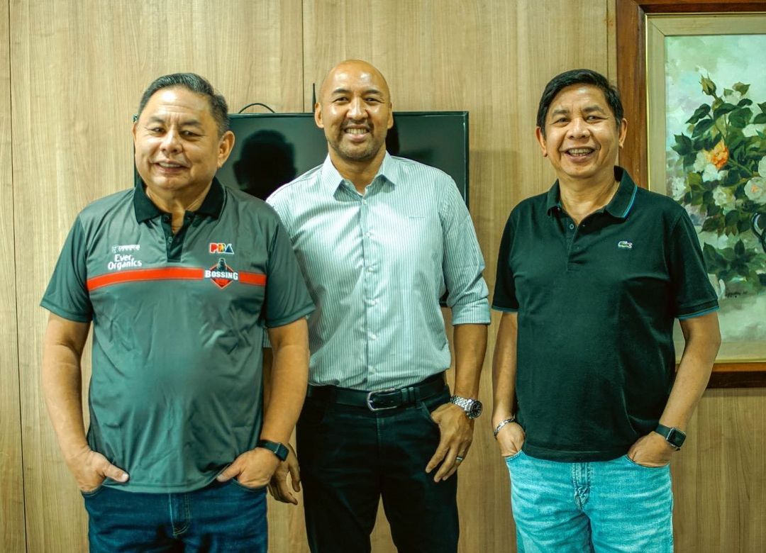 Jeffrey Cariaso (middle) with Blackwater executives as he signs on as head coach. –JEFF CARIASO INSTAGRAM