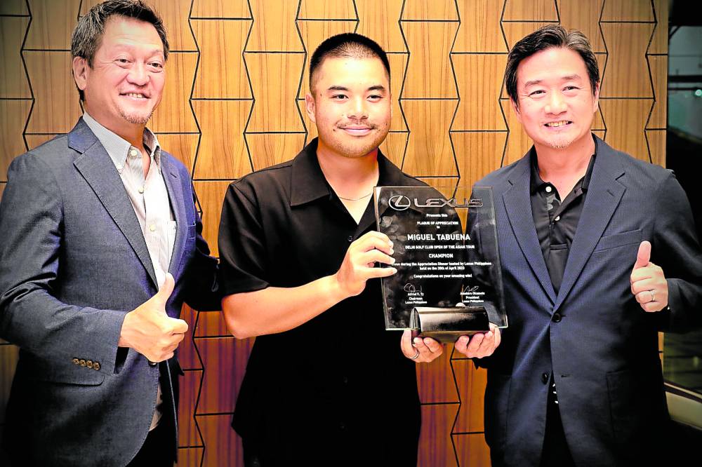 Miguel Tabuena receivesLexus’ plaque of appreciation
from Toyota Philippines
chairman Alfred
Ty and Toyota Philippines
president Atsuhiro Okamoto.