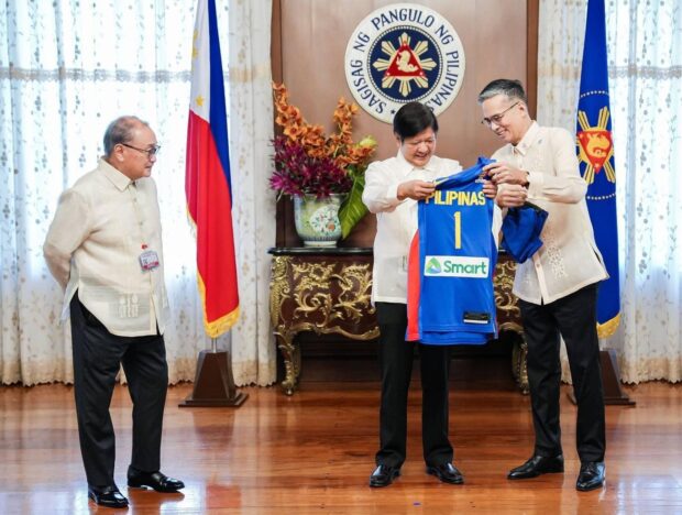 President Ferdinand Marcos Jr. gets a Gilas Pilipinas jersey from Samahang Basketbol ng Pilipinas executives Al Panlilio and Manny V. Pangilinan. –PCO HANDOUT