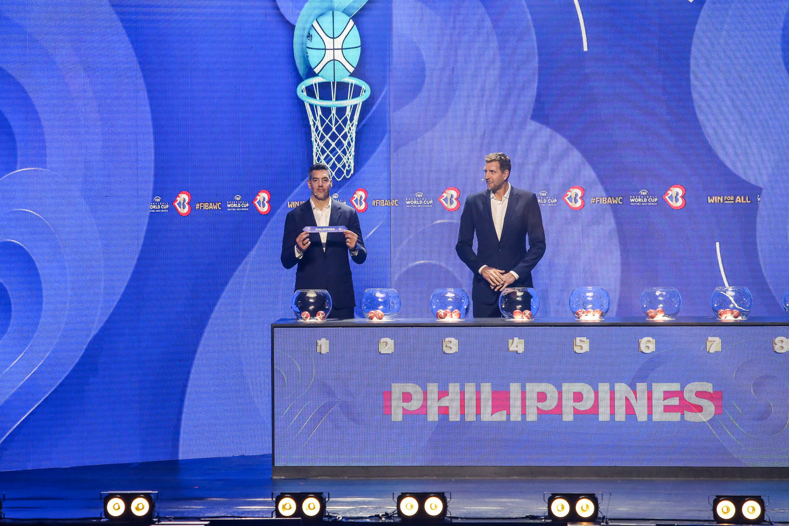 Los exjugadores de la NBA Luis Scola y Dirk Nowitzki en el sorteo de la Copa Mundial Fiba en el Smart Araneta Coliseum.  –MARLO CUETO/INQUIRER.net