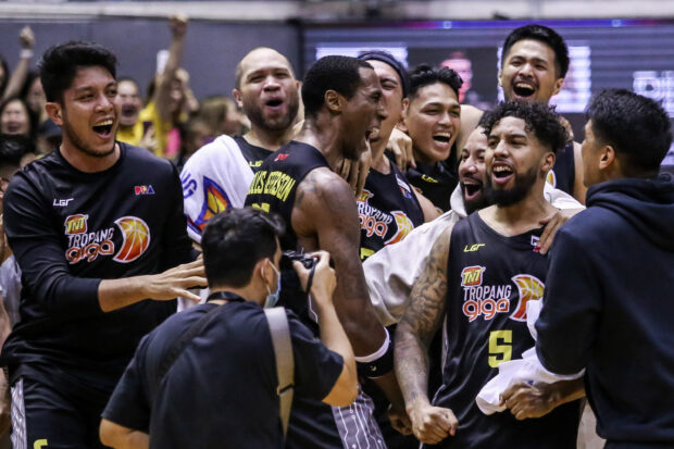 TNT Tropang Giga celebrate winning the 2023 PBA Governors' Cup title. –MARLO CUETO/INQUIRER.net
