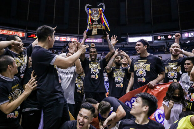 Rondae Hollis-Jefferson lifts the 2023 PBA Governors' Cup trophy.  —Marlo Cueto/INQUIRER.net