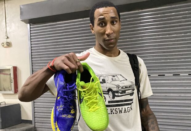 Rondae Hollis-Jefferson holds up his Kobe 6 “Grinch” and Kobe 5 “Five Rings”. –ROMMEL FUERTES