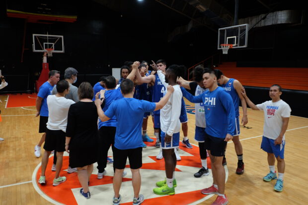 The National squad huddles around Chot Reyes to endpractice at Meralco gym