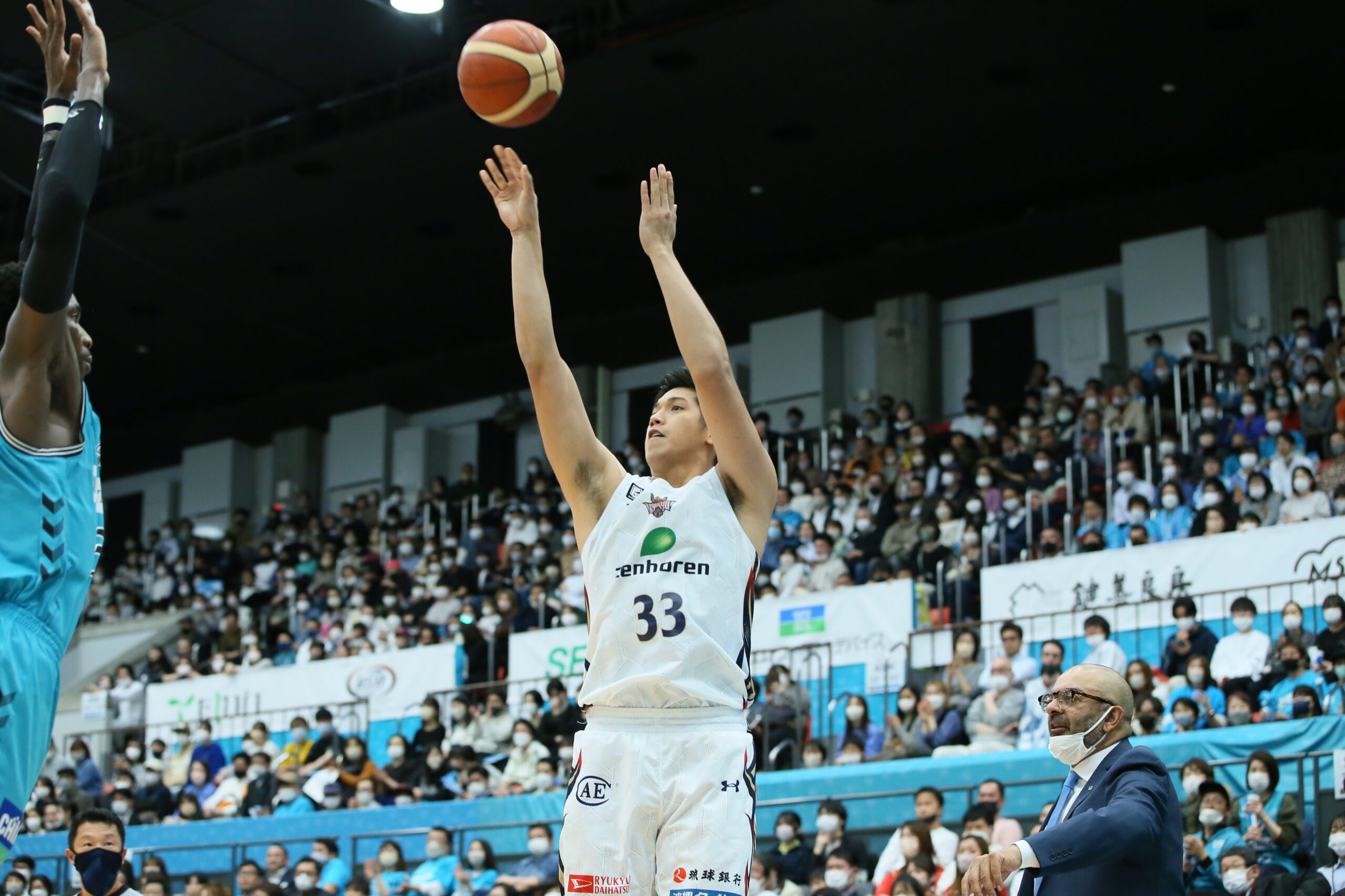 Li] F Carl Tamayo has signed a contract with Japan B.League's RyuKyu Golden  Kings to replace the recently waived F Jay Washington. Tamayo will forgo  his remaining 3 years with the University