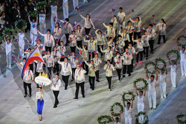 Filipinler'den gelen heyet, 5 Mayıs 2023'te Phnom Penh'deki Morodok Techo Ulusal Stadyumu'nda düzenlenen 32. Güneydoğu Asya Oyunları'nın (SEA Oyunları) açılış töreninde geçit töreni yapıyor.