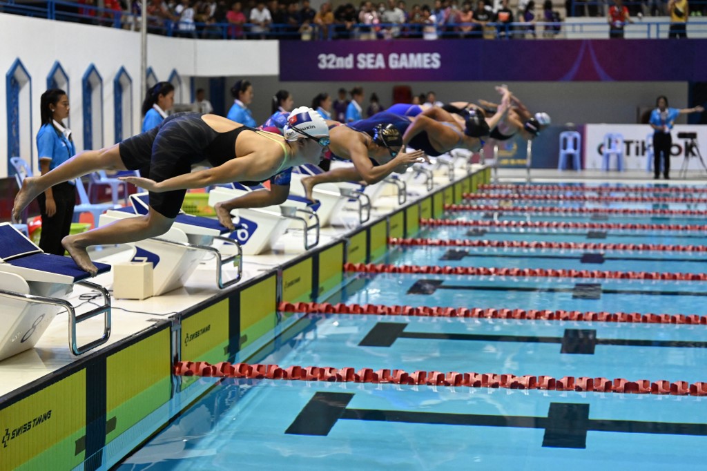 Malaysia's Tan Rouxin (left) dives with other competitors at the start of the women's 50 m breaststroke final at the 32nd Southeast Asian Games (SEA Games) in Phnom Penh on May 6. 5 year 2023. 
