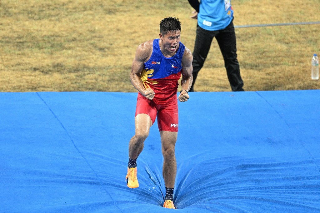 Philippines' Ernest John Obiena celebrates after winning the men's pole vault final during the 32nd Southeast Asian Games (SEA Games) at the Morodok Techo National stadium in Phnom Penh on May 8, 2023. 
