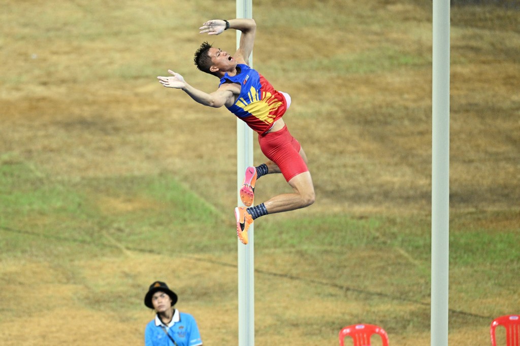 Philippines' EJ Obiena competes in the men's pole vault final during the 32nd Southeast Asian Games (SEA Games) at the Morodok Techo National stadium in Phnom Penh on May 8, 2023.